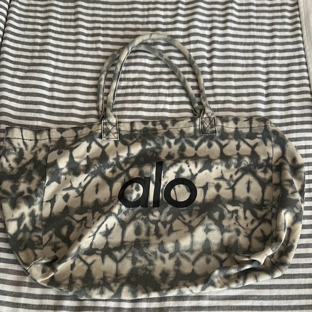 ALO Yoga Gray Tote Bag with Abstract Design